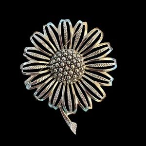 Gorgeous Vintage SARAHOO Gold Floral Brooch - MINT CONDITION